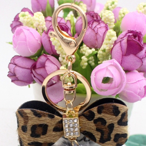 Fluffy Leopard Pom Pom Crystal Bow Gold Keychain - Picture 3 of 6